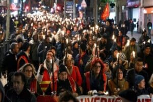 Fransa Cumhurbaşkanı Emmanuel Macron'un, emeklilik yaşının 62'den 64'e y&uuml;kseltilmesini &ouml;ng&ouml;ren