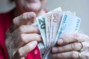 Emeklilerin Ramazan Bayramı ikramiyelerinin &ouml;demeleri bug&uuml;n başlıyor. İşsizlik sigortası, engelli