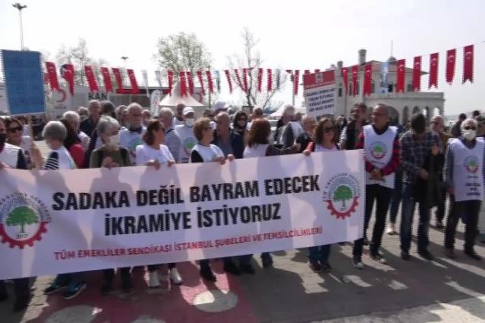 İstanbul Kadık&ouml;y'de emekliler, &Ccedil;alışma ve Sosyal G&uuml;venlik Bakanı Vedat Bilgin&rsquo;in