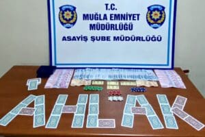 Muğla'nın Ortaca il&ccedil;esinde, polisin baskın d&uuml;zenlediği Emekliler Derneği'nde kumar oynarken