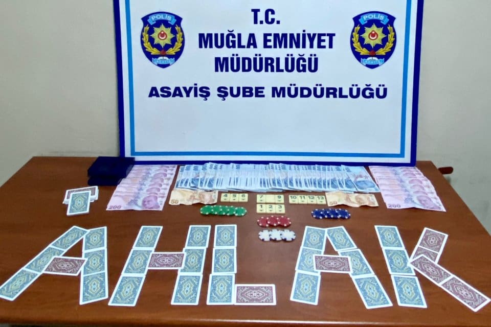 Muğla'nın Ortaca il&ccedil;esinde, polisin baskın d&uuml;zenlediği Emekliler Derneği'nde kumar oynarken