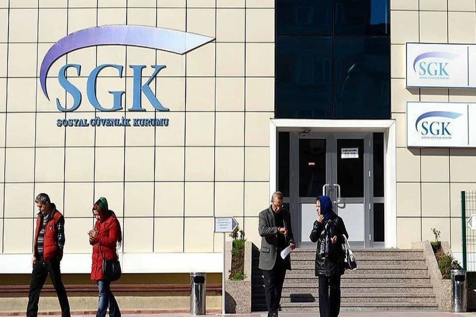 Emeklilikte yaşa takılanlar (EYT) yasasının Resmi Gazete&rsquo;de yayımlanmasının ardından, emeklilik