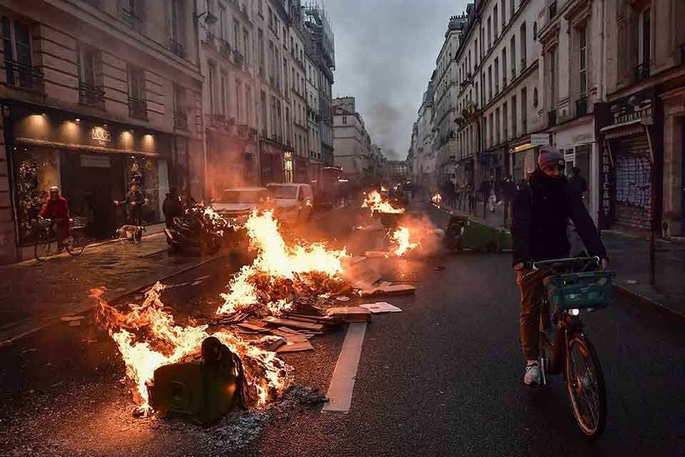 Fransa'nın Rennes kentinde emeklilik reformu karşıtı g&ouml;steride protestocular ve polis