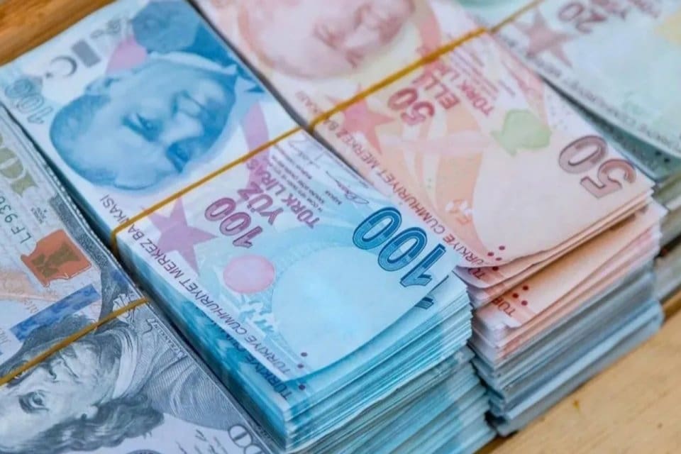 Milyonlarca emekli ge&ccedil;ici zam beklerken, tatil &uuml;cretine sevindirici haber geldi.