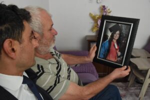 K&uuml;tahya'da 7 ay &ouml;nce k&ouml;y yolunda otomobille &ouml;ğretmen Emine G&uuml;der&rsquo;e