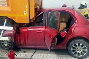 İZMİR'in G&uuml;zelbah&ccedil;e il&ccedil;esinde, arıza nedeniyle emniyet şeridine &ccedil;ekilen TIR'a arkadan