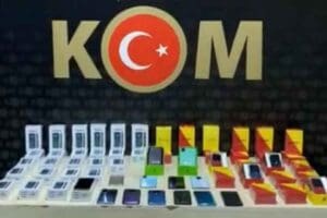 İzmir'in Konak il&ccedil;esinde, polisin d&uuml;zenlediği operasyonlarda, g&uuml;mr&uuml;k ka&ccedil;ağı 83 cep