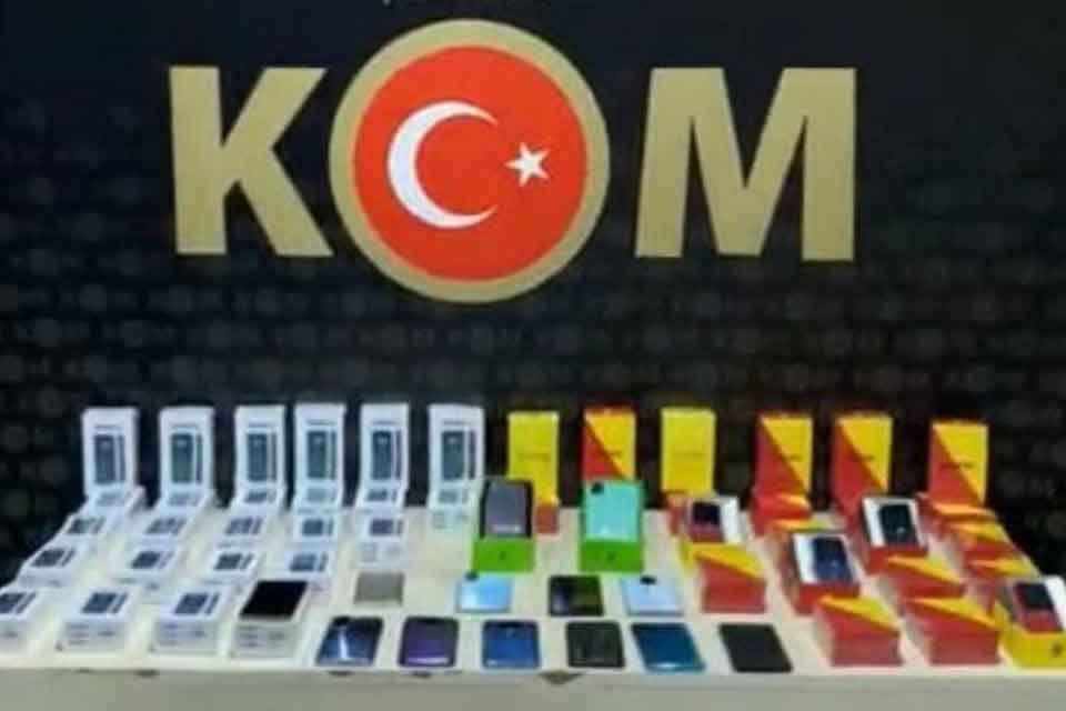 İzmir'in Konak il&ccedil;esinde, polisin d&uuml;zenlediği operasyonlarda, g&uuml;mr&uuml;k ka&ccedil;ağı 83 cep