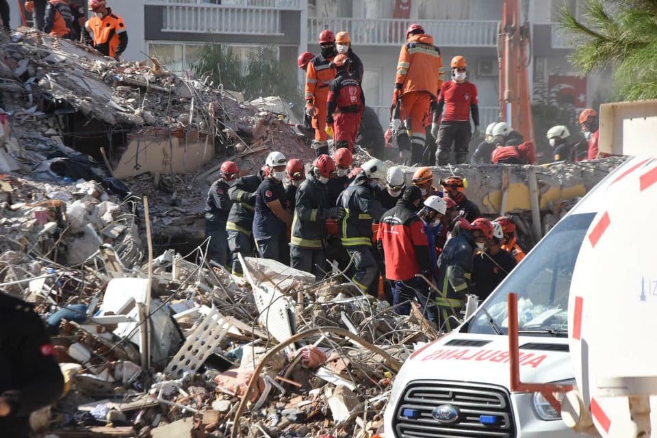 İzmir'deki 6.6 b&uuml;y&uuml;kl&uuml;ğ&uuml;ndeki depremde 30 kişinin hayatını kaybettiği Emrah Apartmanı