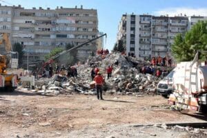 İzmir'de, ge&ccedil;en yıl meydana gelen 6.6 b&uuml;y&uuml;kl&uuml;ğ&uuml;ndeki depremde 30 kişinin