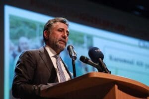 İzmir B&uuml;y&uuml;kşehir Belediyesi Ekim ayı olağan meclis toplantısında Bayraklılı depremzedelere