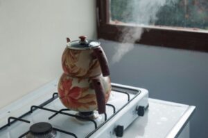 Uşak’ta, Rafet Gürsoy, tartıştığı eşine çaydanlık fırlattı. Çaydanlığı silah sayan