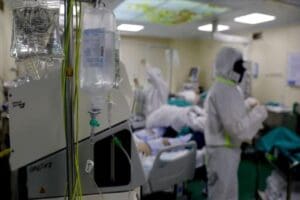 İngiltere'de bir kişinin 16 aydan fazla bir s&uuml;re corona vir&uuml;s