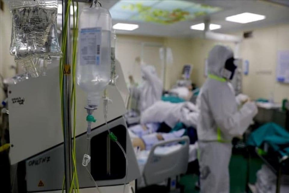 İngiltere'de bir kişinin 16 aydan fazla bir s&uuml;re corona vir&uuml;s