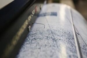 Endonezya'da 7,6 b&uuml;y&uuml;kl&uuml;ğ&uuml;nde deprem meydana geldi. Endonezya'nın Maluku eyaletinde 7,6