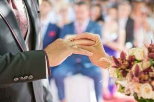 Y&uuml;ksek kur ve enflasyon evlenecekleri de vurdu. &Ccedil;eyizden d&uuml;ğ&uuml;n mek&acirc;nına