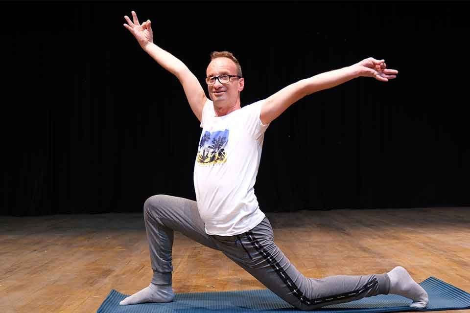 İzmir&rsquo;de yaşayan fiziksel ve g&ouml;rme engelli Ercan Bulut, yoga yaparak