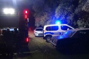 İzmir'in Buca il&ccedil;esinde, dağlık alanda bulunan barakada sobadan &ccedil;ıkan yangında