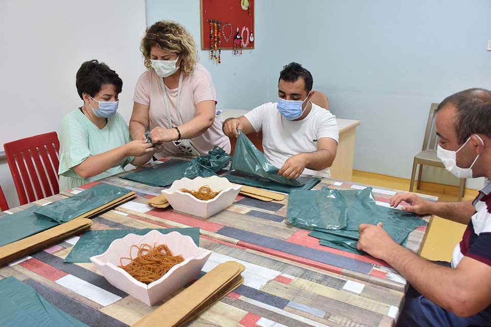 İzmir'de özel eğitim ve rehabilitasyon desteği alan zihinsel engelli gençler,