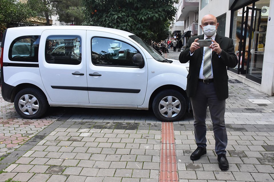 İzmir'de 41 yıllık avukat Özcan Tokuş, kentin birçok noktasındaki engelli