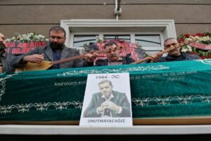 Halk müziği sanatçısı Engin Nurşani, Sarıgazi Cemevi'nde düzenlenen törenle son