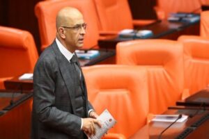 Enis Berberoğlu milletvekilliği haklarının iadesinin ardından bugün TBMM'ye geldi. Berberoğlu