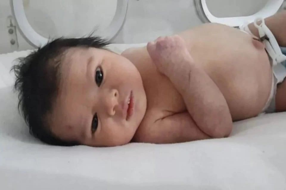Suriye&rsquo;de enkaz altında doğan ve&nbsp;Aya&nbsp;adı verilen bebek, ka&ccedil;ırılma tehlikesi nedeniyle