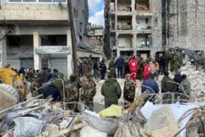 Hatay'daki bir apartmanın enkazından H&uuml;seyin Huyluoğlu, eşi Merve Huyluoğlu ve