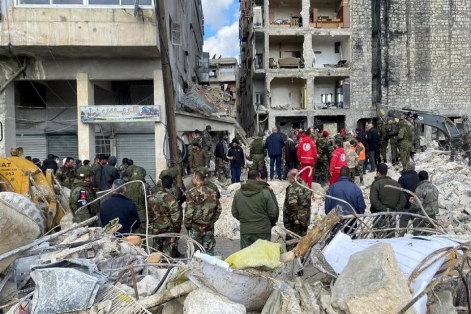 Hatay'daki bir apartmanın enkazından H&uuml;seyin Huyluoğlu, eşi Merve Huyluoğlu ve