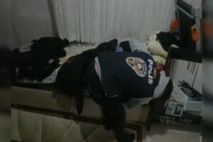 Enkaz altındaki depremzedeyi arayarak dalga ge&ccedil;tiği belirlenen iki kişi yapılan