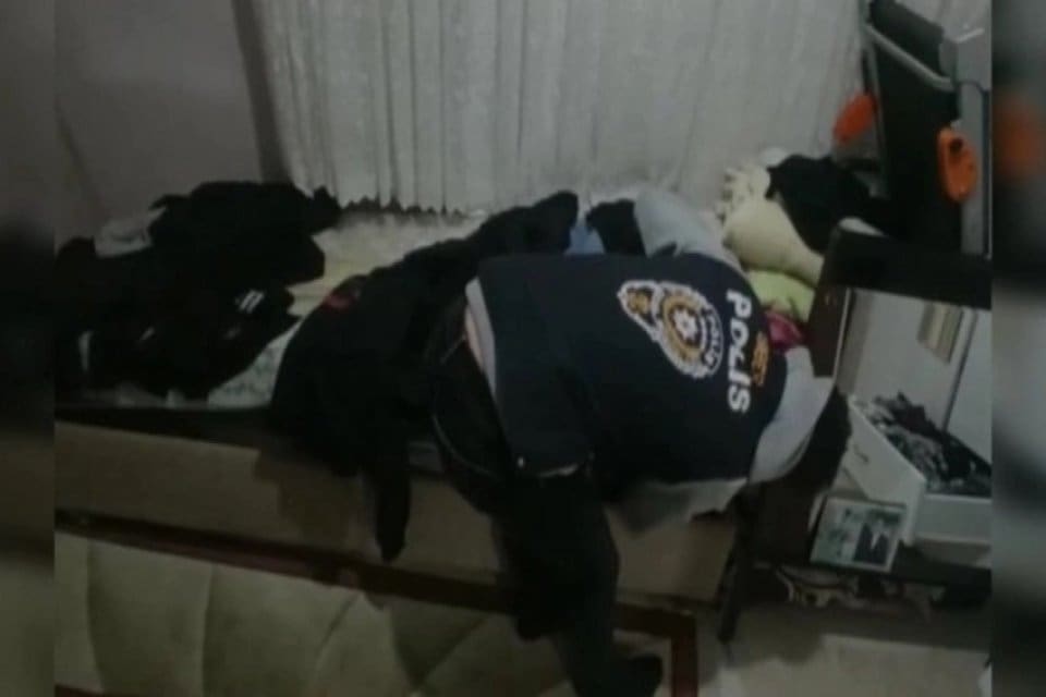 Enkaz altındaki depremzedeyi arayarak dalga ge&ccedil;tiği belirlenen iki kişi yapılan