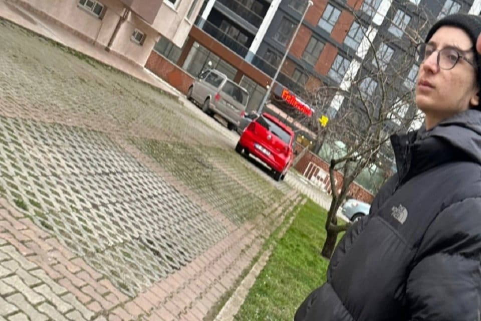 Kahramanmaraş'ta meydana gelen 7.7'lik depremin ardından enkaz altındaki depremzedeleri arayıp