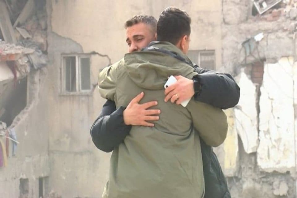 Depremden 4 g&uuml;n sonra enkazda babasının cansız bedenine ulaşılan Salih