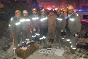 K&uuml;tahya&rsquo;dan&nbsp;Hatay&rsquo;a desteğe giden maden iş&ccedil;ileri, enkazdan onlarca kişiyi kurtarırken,&nbsp;buldukları para