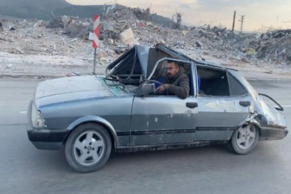 Gaziantep'te oto galericilik yapan Abdullah Uzun, enkaz altında kalan ara&ccedil;larını