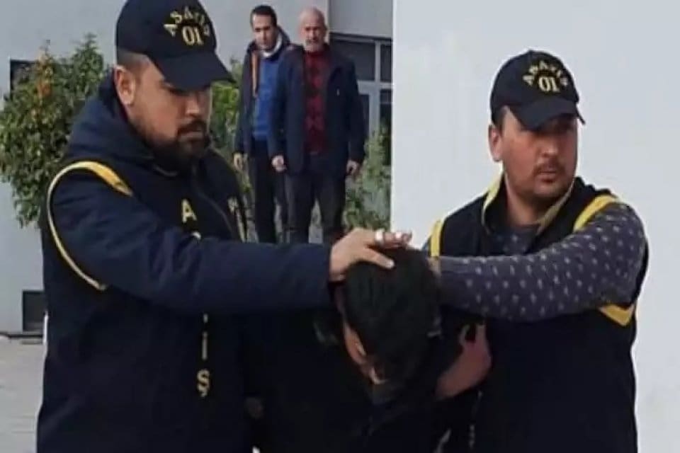Zanlı Mustafa B'nin kartları, E.S'ye ait yıkılan evin enkazından &ccedil;aldığı