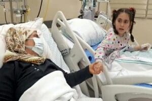 Hatay'ın Hassa il&ccedil;esinde depremde yıkılan binanın enkazından 33'&uuml;nc&uuml; saatinde kurtarılan