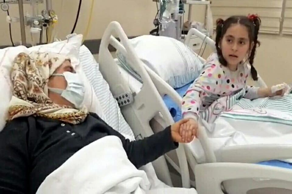 Hatay'ın Hassa il&ccedil;esinde depremde yıkılan binanın enkazından 33'&uuml;nc&uuml; saatinde kurtarılan