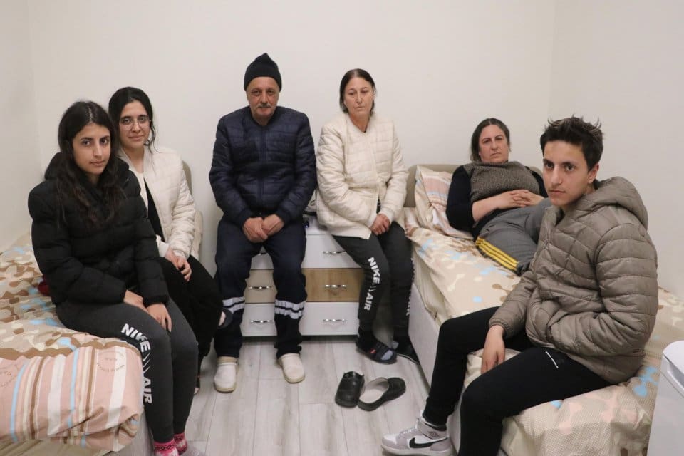 Hatay'da 4 katlı binanın enkazında kalan 4 kişilik aile, buldukları