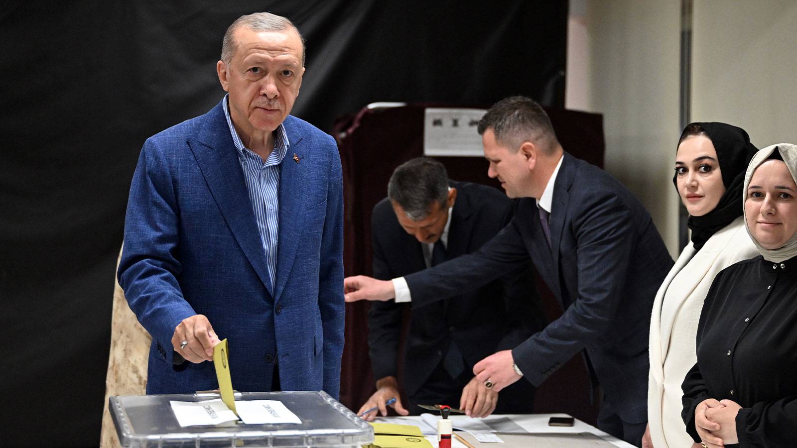 Erdoğan, ikinci tur için oyunu kullandı: “Katılımın son ana kadar rehavete varmadan gerçekleşmesini vatandaşlarımdan rica ediyorum” Cumhur İttifakı’nın Cumhurbaşkanı adayı AK Parti lideri Recep Tayyip Erdoğan, cumhurbaşkanlığı