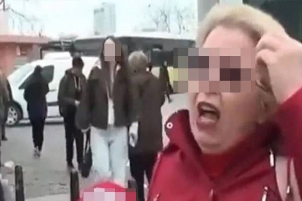 İstanbul Kadık&ouml;y'de bir sokak r&ouml;portajı sırasında&nbsp; Cumhurbaşkanı Recep Tayyip Erdoğan'a
