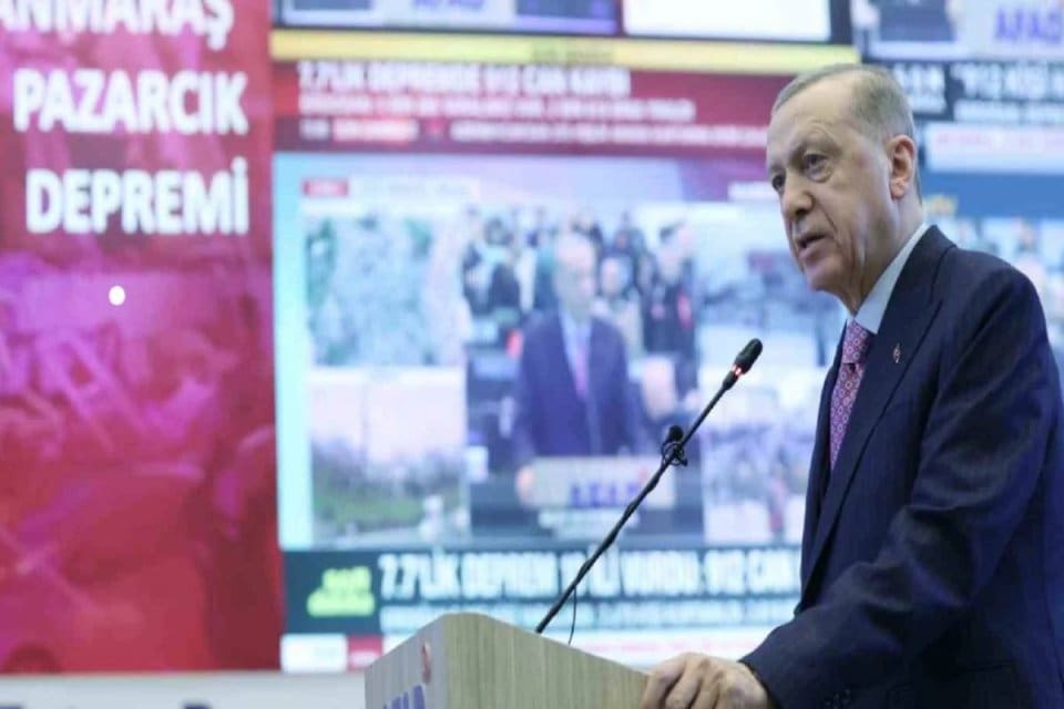 T&uuml;rkiye 9 saat arayla meydana gelen iki b&uuml;y&uuml;k depremle sarsıldı.