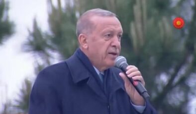 Erdoğan şarkı söyleyerek Kısıklı’da sahneye çıktı