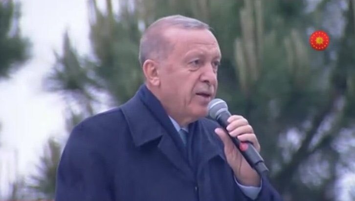 Erdoğan şarkı söyleyerek Kısıklı’da sahneye çıktı