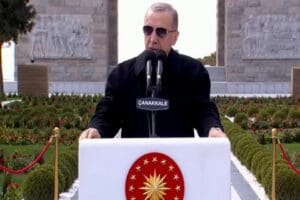 Cumhurbaşkanı Recep Tayyip Erdoğan ve devlet erkanı, Şehitler Abidesi&rsquo;nde 18