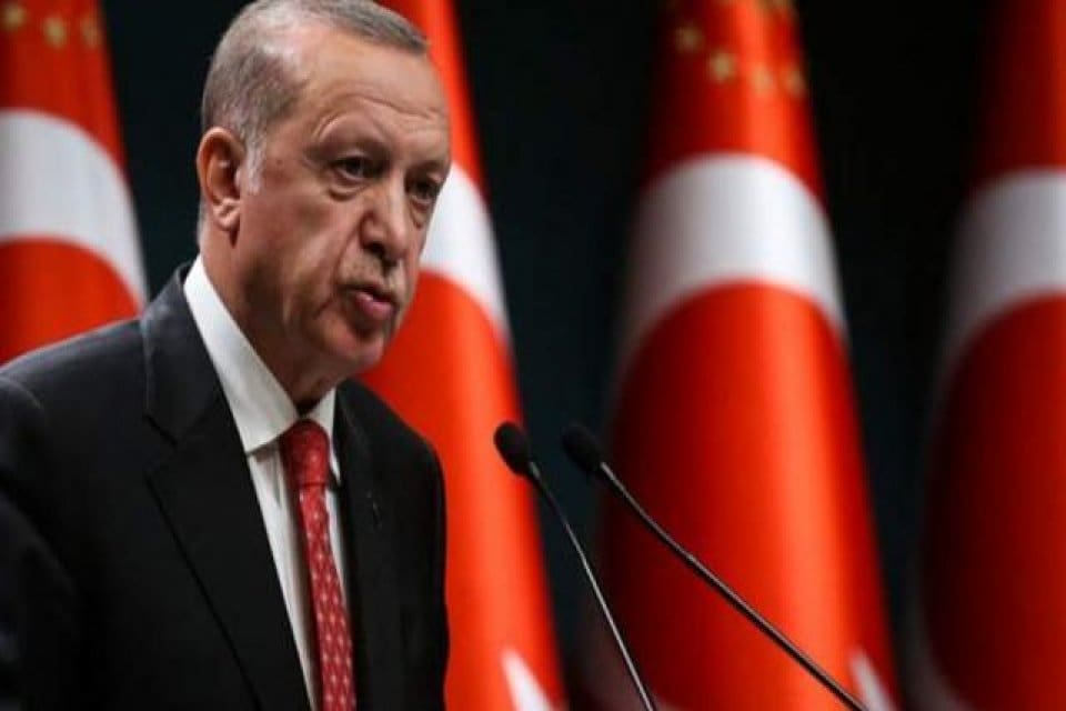 Cumhurbaşkanı Recep Tayyip Erdoğan, adaylık tartışmaları &uuml;zerinden 6'lı masayı eleştirdi.