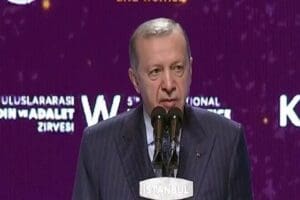 Cumhurbaşkanı Erdoğan, baş&ouml;rt&uuml;s&uuml; i&ccedil;in anayasa değişikliği teklifi konusunda a&ccedil;ıklama yaptı.