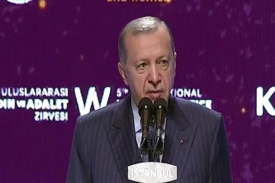 Cumhurbaşkanı Erdoğan, baş&ouml;rt&uuml;s&uuml; i&ccedil;in anayasa değişikliği teklifi konusunda a&ccedil;ıklama yaptı.