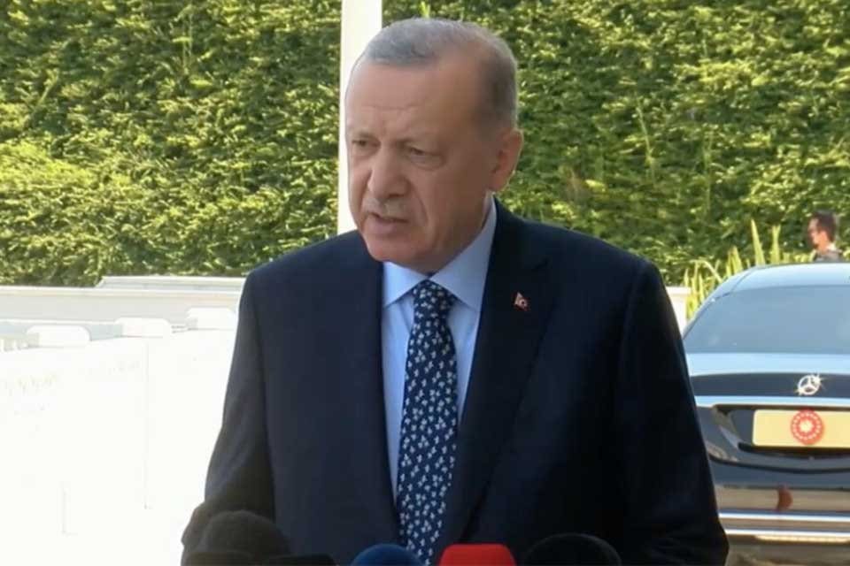 Erdoğan, koronavir&uuml;s vaka sayısındaki y&uuml;kselişle ilgili soruyu "Bayramdaki halkımızın yaşam