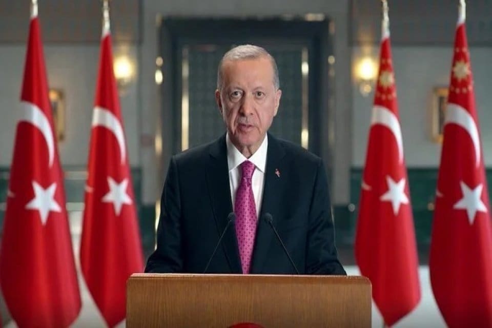 Cumhurbaşkanı Erdoğan, Azerbaycan ziyareti d&ouml;n&uuml;ş&uuml; u&ccedil;akta gazetecilerin sorularını yanıtladı. TSK'nın